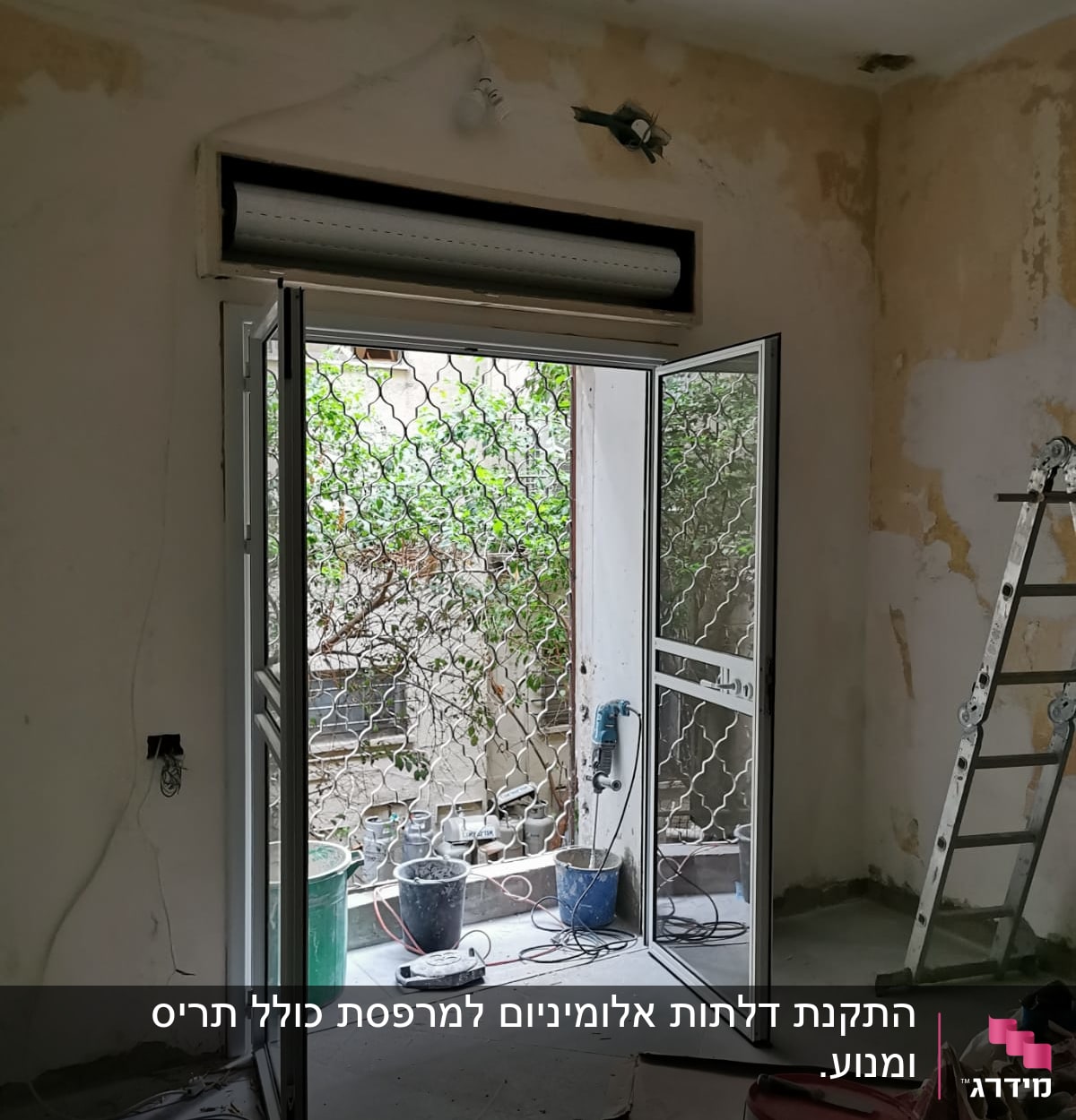 דלת אלומיניום פתוחה עם מסגרת מתכתית